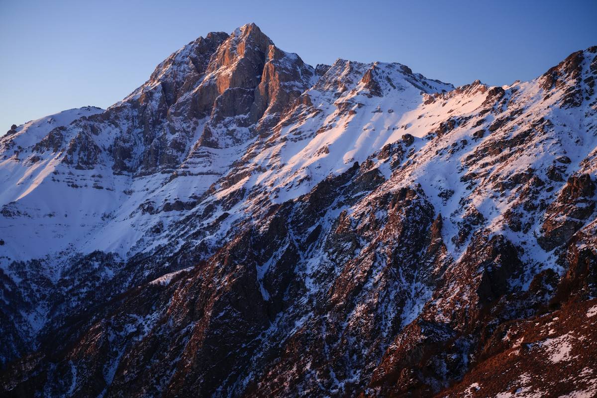 The snowy summit of Khustup